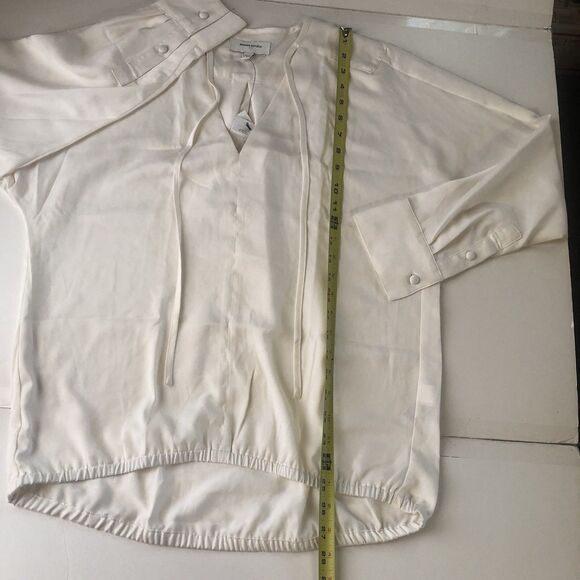 Banana Republic Factory Bubble Hem V-Neck Blouse Snow Day Size Medium NWT - Picture 7 of 16